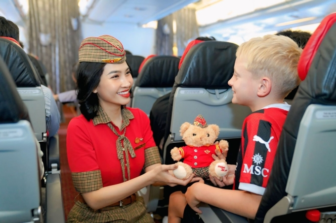Tiep vien Vietjet tang qua cho du khach nhi
