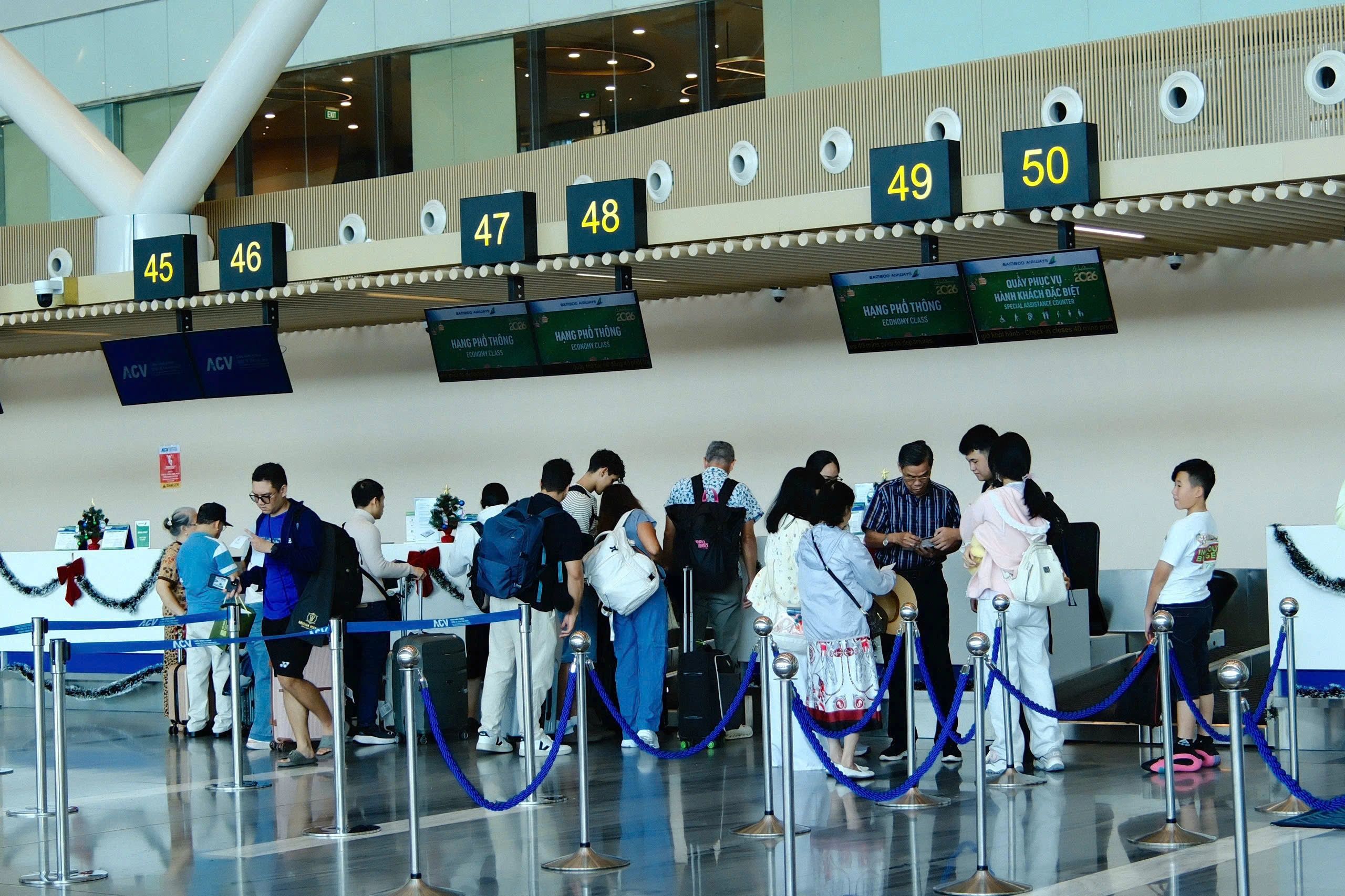 Tân Sơn Nhất “bùng nổ” công suất dịp Tết Bính Ngọ 2026 1 2