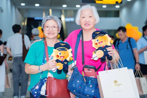 Hanh khach tren chuyen bay ket noi Hong Kong cua hang e1784696217314