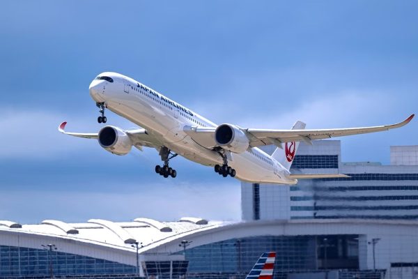 Japan Airlines JAL vua tro thanh hang hang khong dau tien tren the gioi cong bo dich vu van chuyen hang hoa len Mat Trang e1784798871897