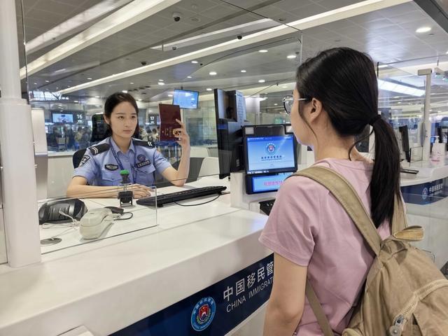 Trung Quốc miễn visa 240 giờ cho công dân Việt Nam 1 Hành khách Việt Nam cần mang hộ chiếu hợp lệ và đáp ứng đầy đủ điều kiện để được áp dụng chính sách miễn visa.