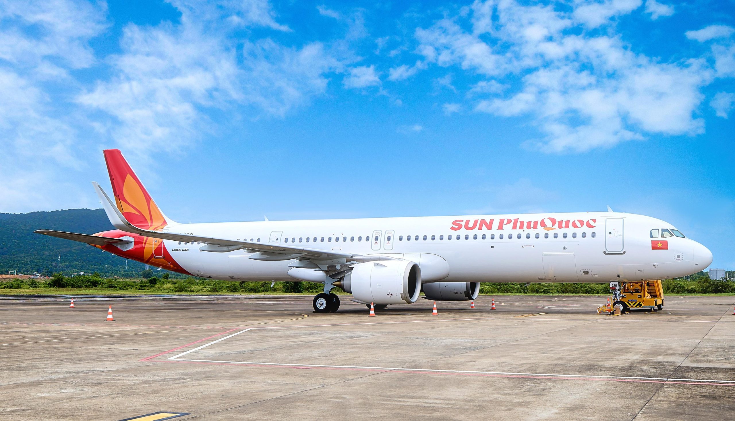 May bay Sun PhuQuoc Airways dang cat canh scaled